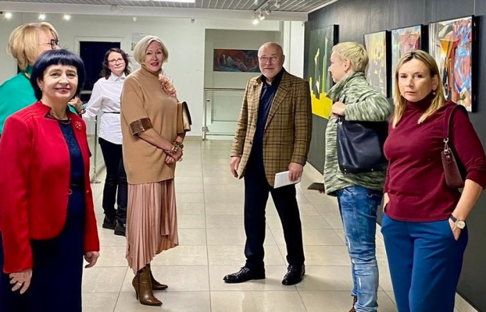 svg+xml;charset=utf-8,%3Csvg%20xmlns%3D Заседание Клуба деловых женщин в Национальном центре современных искусств: Знакомство с новой художественной выставкой