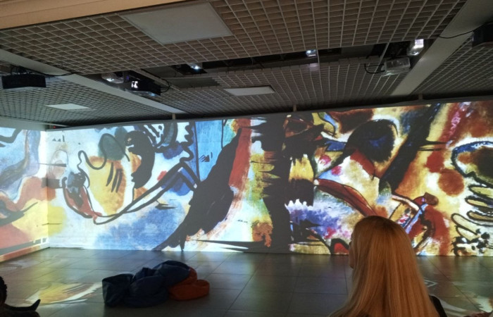 svg+xml;charset=utf-8,%3Csvg%20xmlns%3D Заседание Клуба деловых женщин в Национальном центре современных искусств: Знакомство с новой художественной выставкой