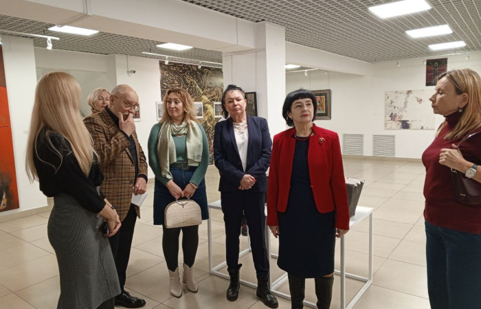 svg+xml;charset=utf-8,%3Csvg%20xmlns%3D Заседание Клуба деловых женщин в Национальном центре современных искусств: Знакомство с новой художественной выставкой