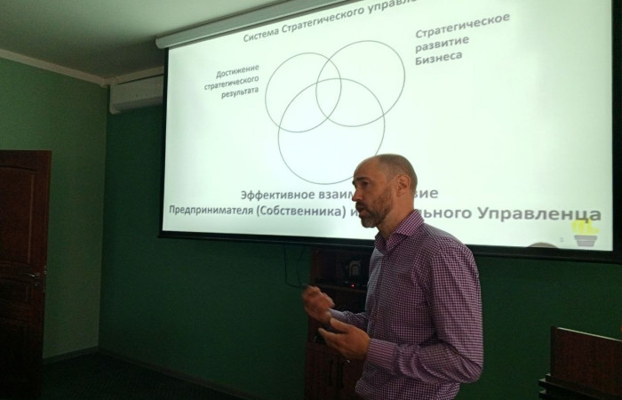 svg+xml;charset=utf-8,%3Csvg%20xmlns%3D ДЕНЬ ДИРЕКТОРА: «Идеальный предприниматель и Идеальный руководитель»