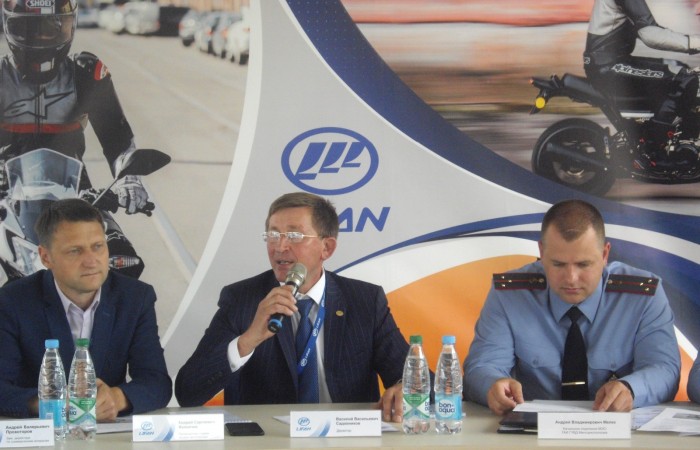 svg+xml;charset=utf-8,%3Csvg%20xmlns%3D Партнёрское предприятие Союза &laquo;Бизнес Кар&raquo; подарило Минскому ГАИ мотоцикл LIFAN LF 150-13