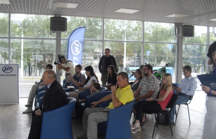 svg+xml;charset=utf-8,%3Csvg%20xmlns%3D Партнёрское предприятие Союза &laquo;Бизнес Кар&raquo; подарило Минскому ГАИ мотоцикл LIFAN LF 150-13