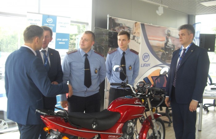 svg+xml;charset=utf-8,%3Csvg%20xmlns%3D Партнёрское предприятие Союза &laquo;Бизнес Кар&raquo; подарило Минскому ГАИ мотоцикл LIFAN LF 150-13